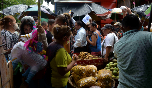 Apenas se puede ingresar al mercado Oriental por la zona del Gancho de Camino. LA PRENSA/R.FONSECA