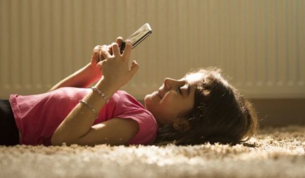 niña celular