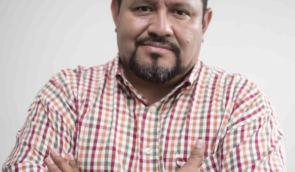 El periodista David Quintana se exilia por amenazas de fanáticos del régimen