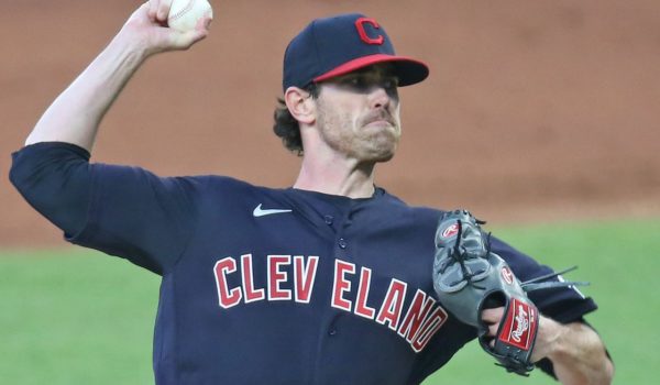 Shane Bieber sigue ponchando gente y llega a cuatro victorias