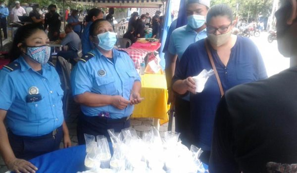 Agentes de la Policía Orteguista venden elotes y tamales para recaudar fondos en Somoto