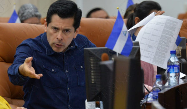 Hijas del diputado Wálmaro Gutiérrez renuncian a sus cargos diplomáticos