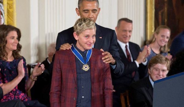 Renuncia la presentadora de televisión Ellen DeGeneres, acusada de explotación laboral