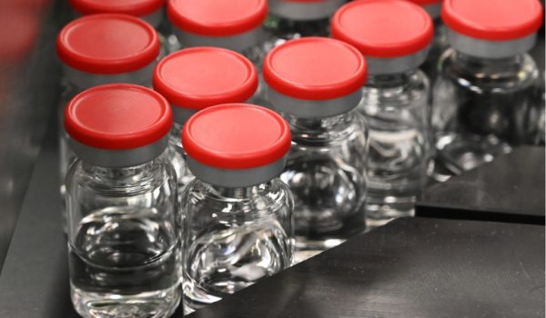AstraZeneca reanuda ensayos de vacuna contra Covid-19