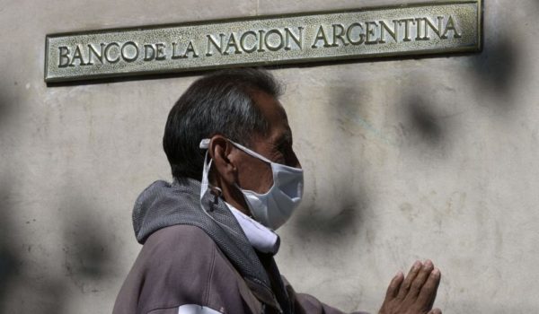 Coronavirus y economía: por qué la pandemia ha llevado a millones de latinoamericanos a abrir una cuenta de banco (y cómo puede ayudar a la recuperación)