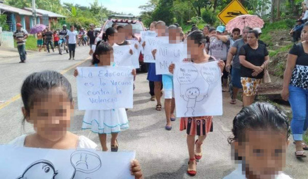 Niñas marchan en Mulukukú por la violación y asesinato de dos niñas, de 10 y 12 años. LA PRENSA / CORTESÍA