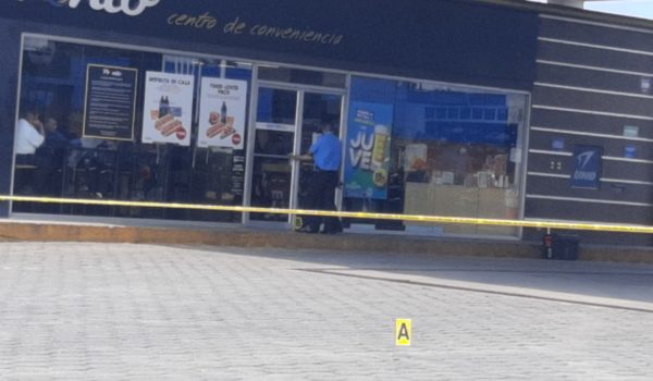 Agentes policiales investigan en la gasolinera Uno Linda Vista/LA PRENSA ERNESTO GARCÍA