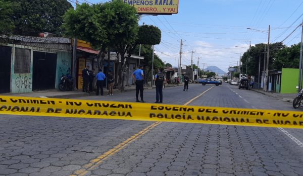 Tres ladrones robaron este lunes de una casa de empeño 170,000 córdobas y 700 dólares/ La Prensa /Ernesto García