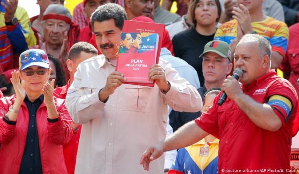 Chavismo pide delatar a personas con acento extranjero por supuestos ataques de EE. UU.