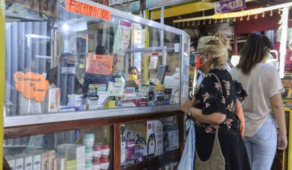 Nicaragüenses dejan de comprar medicinas para tratar la Covid-19. LA PRENSA/Roberto Fonseca