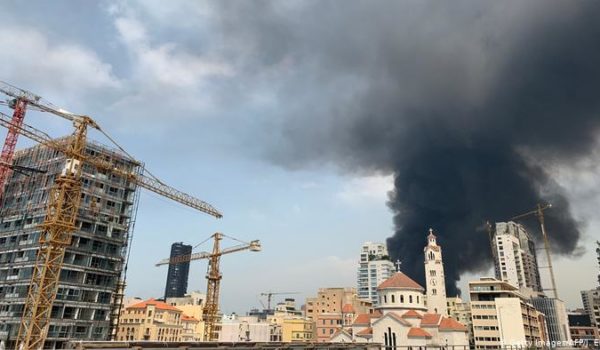 Gran incendio en el puerto de Beirut, semanas después de la devastadora explosión