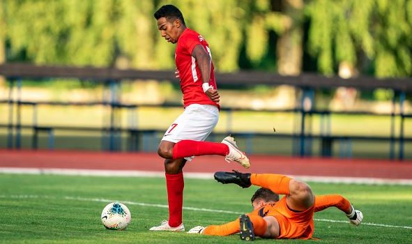 Ariagner Smith supera marca goleadora en Europa y apunta a su mejor registro en el futbol internacional