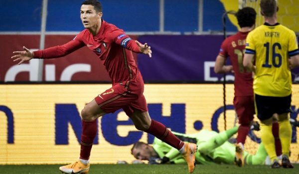 Cristiano Ronaldo supera los 100 goles con Portugal y amenaza récord mundial