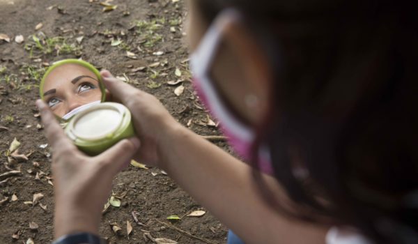 Desde la llegada del Covid-19, las trabajadoras sexuales han procurado la protección incluyendo las mascarillas y el alcohol en su kit de trabajo, pero no todas tienen recursos para adquirirlos. Jader Flores/LA PRENSA