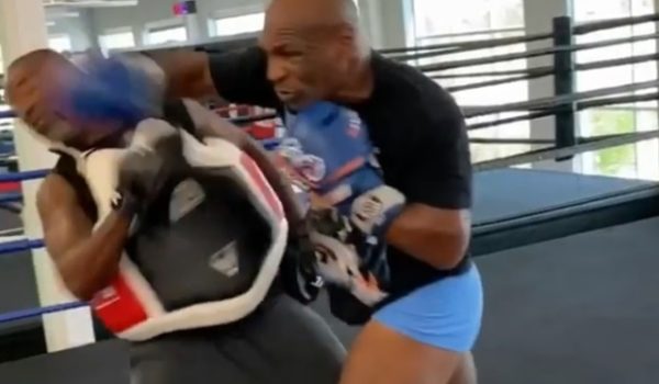 El brutal derechazo de Mike Tyson al rostro de su entrenador que se volvió viral