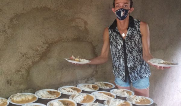 Desde hace un mes Karelia de la Vega, conocida como Lady la Vulgaraza inició un proyecto que beneficia a más de cien niños. LA PRENSA/Cortesía