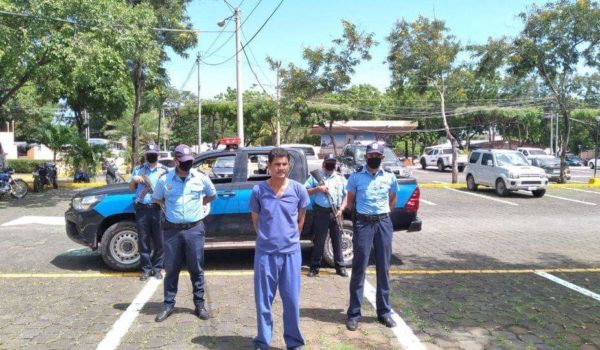 Mató a su expareja a punto de golpes y patadas en un barrio de Managua