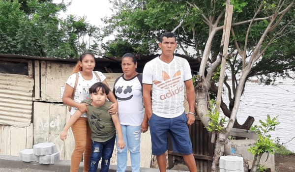 Una de las familias que no fue beneficiada con el proyecto habitacional en Granada. LA PRENSA/Cortesía