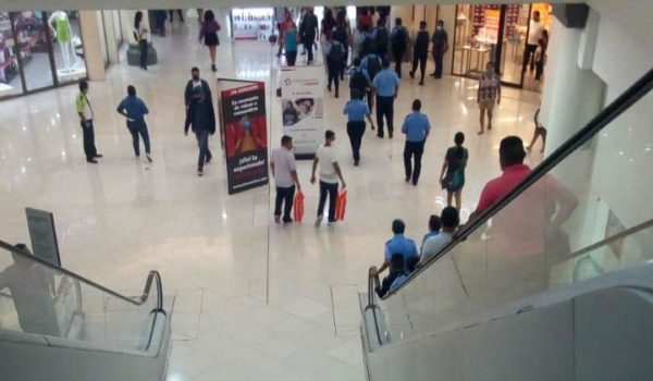 Fuerte despliegue policial impide protesta de jóvenes en Metrocentro. LA PRENSA / CORTESÍA