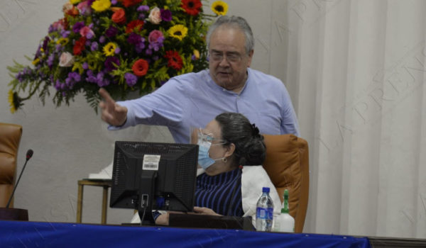 Gustavo Porras introduce iniciativa de ley que declarará el Día de la Madre como feriado nacional