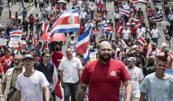 Continúan las protestas en Costa Rica pese a que gobierno retiró propuesta de acuerdo con FMI
