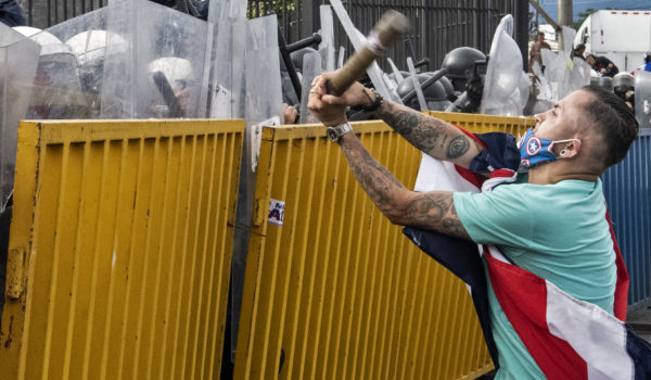 Policía lanza gases lacrimógenos para dispersar protesta en Costa Rica