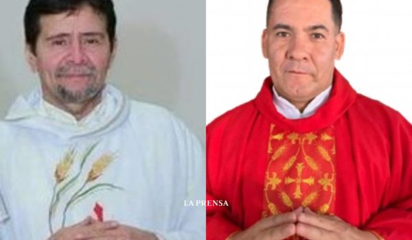 Padre salvadoreño Julio César Melgar (vestido de blanco) y el padre colombiano Luis Alirio Carrillo. Ambos permanecen en el “limbo migratorio”. LA PRENSA