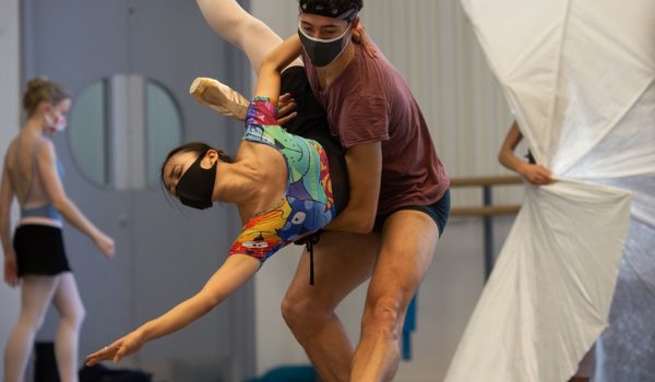 Los ingeniosos tutús del ballet que dirige el cubano Carlos Acosta para bailar en tiempos de coronavirus