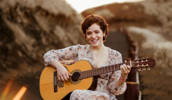 La nicaragüense Cesia Viurlet sobrevive al coronavirus y crea canciones de amor