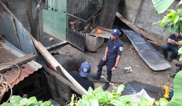 En ruinas quedo una casa la noche del miércoles en el barrio La Fuente como consecuencia de un incendio/ LA PRENSA ERNESTO GARCÍA