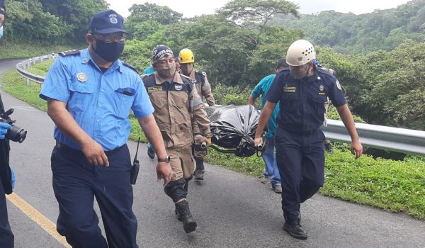El cadáver de un desconocido fue encontrado dentro de una alcantarilla en el kilómetro 30 de la carretera El Crucero- San Rafael del Sur. La Prensa/ Ernesto García