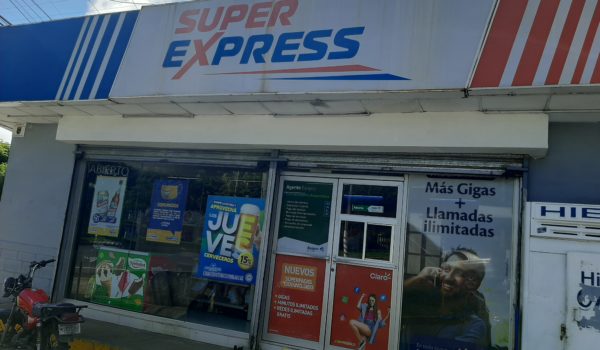 Armados roban en dos tiendas Súper Express/La Prensa / Ernesto García