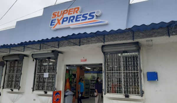 La noche del lunes asaltantes en motos robaron en otra tienda Súper Expreés en Managua./La Prensa/ Ernesto García