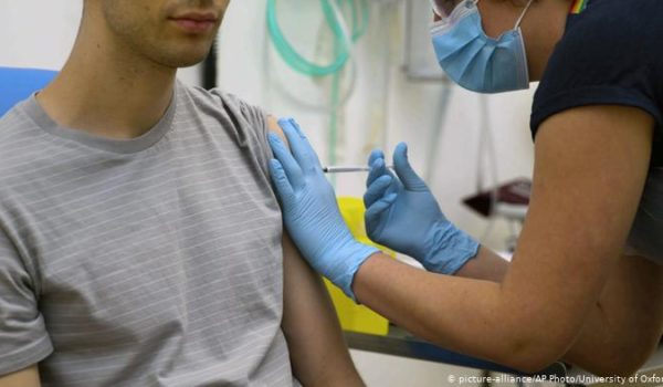 El Reino Unido planea infectar a voluntarios con COVID-19 para probar vacunas
