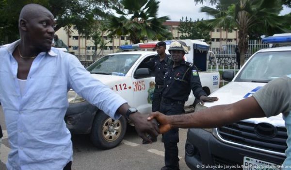Decenas de muertos en protestas civiles contra la violencia policial en Nigeria