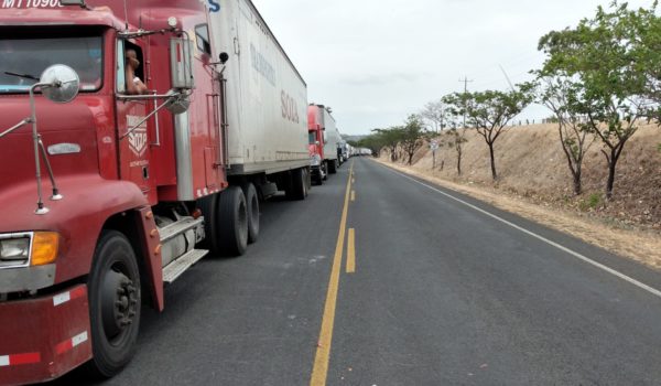 Fila de camiones en puesto fronterizo de Peñas Blancas. LA PRENSA/ARCHIVO