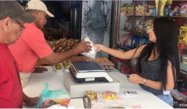 El salario mínimo mensual de Venezuela se desploma: solo 93 centavos de dólares