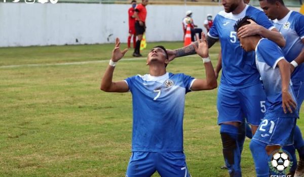 Carlos Chavarría dedica su gol contra Honduras a su papá fallecido por Covid-19