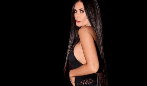 Demi Moore a sus 57, sorprende a sus fans en sensual desfile de lencería