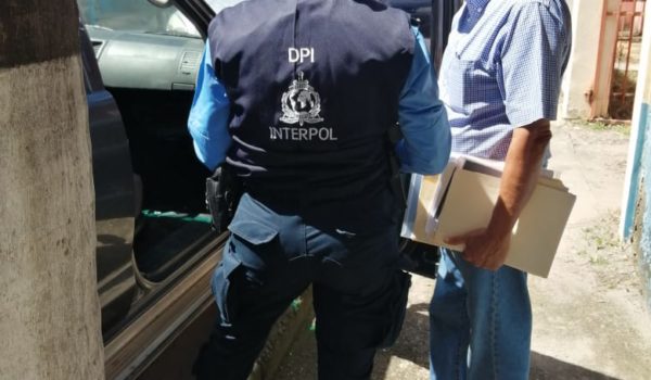 La Interpol de Honduras entre su camioneta al ingeniero Donald Rosales. La Prensa/ Cortesia