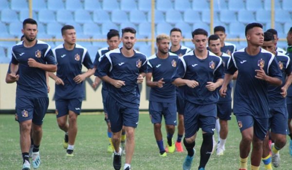 Aislados dos miembros de un equipo de futbol nicaragüense que dieron positivo a Covid-19 en El Salvador
