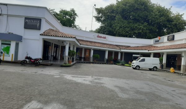 En este parqueo hubo una batalla campal la noche del lunes. La Prensa/ Ernesto García