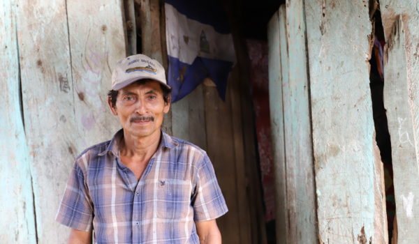 Román Sebastián Rojas, tiene 56 años, se dedica a la siembra de maíz y este año logró obtener una vivienda digna. LA PRENSA / Cortesía de Hábitat