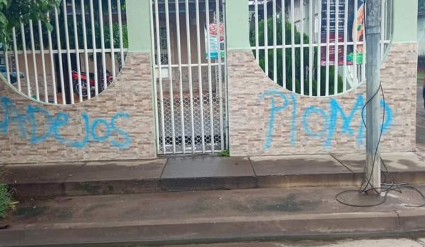 Motorizados del régimen hacen pintas en casas de jóvenes opositores en Chichigalpa