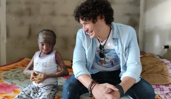 El cantautor Gustavo Bucardo junto a Milagritos, en la casa que le lograron construir. LA PRENSA / CORTESÍA