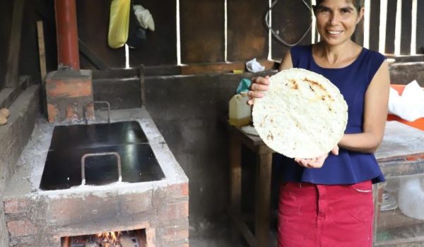 Las mujeres se dedican a la elaboración de tortillas tostadas. LA PRENSA / CORTESÍA HÁBITAT
