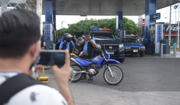 Oficiales de la Policía Orteguista tomaron fotografías al equipo de LA PRENSA. LA PRENSA / W. López