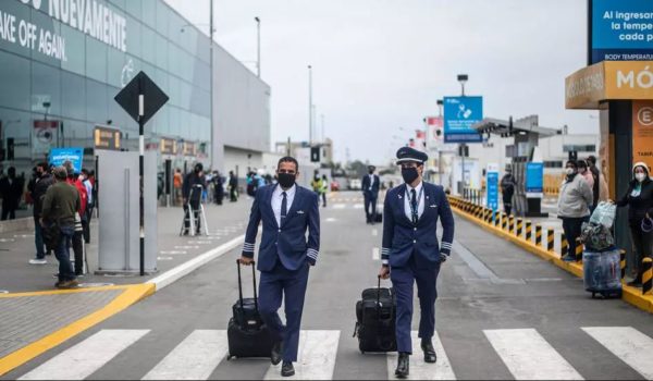 Aterriza en Lima el primer vuelo internacional tras casi siete meses de cierre de fronteras