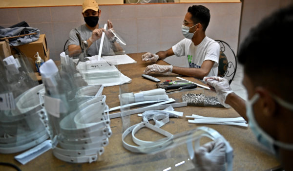 Protectores faciales artesanales para médicos a merced del Covid-19 en Venezuela