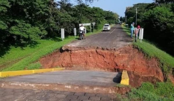 Así quedó el puente luego de las fuertes lluvias. LAPRENSA/CORTESÍA
